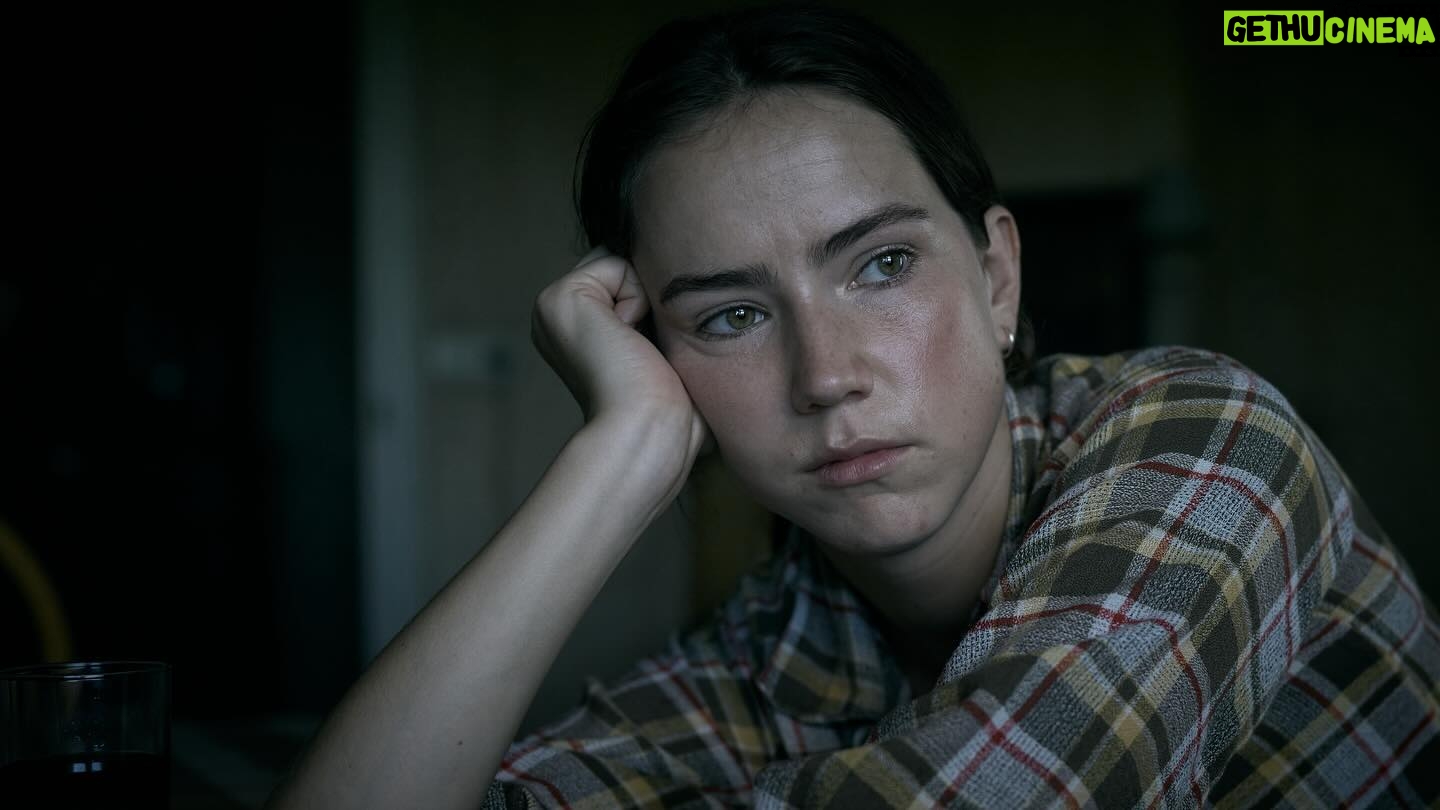 Imanuelle Grives - 595 Likes - Eindelijk mag ik het vertellen!!
Vanaf 12 september ben ik te zien in de serie āEen van Onsā.
We hebben de serie gedraaid onder de leiding van de geweldige @michielerp en de cast bestaat uit sterke, toffe zwaargewichten en nieuwe talenten. Exclusief te streamen op @canalplusnl.
Regie: @michielerp
Scenario: @willembosch
Producent: @drspjotrk
