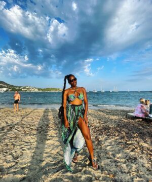Imanuelle Grives Instagram - Zet je beste beentje voor! Have a great week!
.
.
.
.
.
.
.
.
.
.
.
.
.
.
.
.
.
.
.
.
.
.
.
#ibiza #talamanca #beachlife #shein #ponytail #summer2023