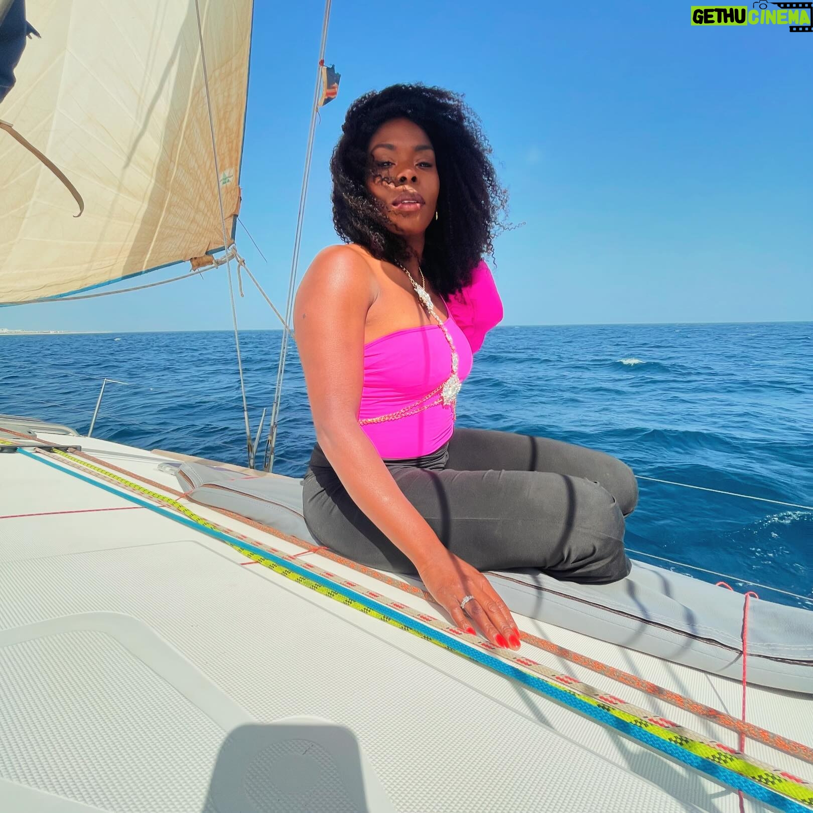 Imanuelle Grives - 476 Likes - Treat yo self.
Ladies⦠(mannen ook, maar deze is voor mān girls)
Wees lief voor jezelf.
Zorg voor jezelf.
Verwen jezelf.
Ik zeg niet dat je een of andere narcist moet worden, maar het is makkelijker voor anderen jou te geven wat je jezelf geeft. Geef je jezelf wat je hoopt/verwacht dat anderen aan je geven? En wij vrouwen zijn over het algemeen toch meer geneigd om onszelf weg te cijferen of minder ruimte in te nemen⦠Dus soms zien mensen niet dat jij iets nodig hebt, āwant zij is zo sterkāā¦Help jezelfie!
šššš
@seawarrior.sailingtours