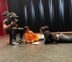 Imanuelle Grives Instagram - I GOT YOU! | 3LAB non-fictie serie | BTS 🎬

Nelly dos Reis: ‘Op mijn vijftiende koesterde ik, net als Ubah, Alaa, Jamiro en Savienne, grote dromen. Helaas worstelde ik toen met grote onzekerheid en had ik niemand die me kon begeleiden in de juiste richting. Bovendien had ik geen voorbeelden die op mij leken, waardoor al die dromen onbereikbaar leken.’

Toen @nelly.dosreis me vroeg zei ik meteen: ‘JA’! Ik weet hoe het is om dromen te hebben en hulp te krijgen van mensen waar je naar opkijkt. Het was een genot om met Jamiro te werken. Hij stond heel erg open om te leren en je zag hem écht groeien! En spoileralert: hij komt er wel! 💪🏾😊

I GOT YOU! nog niet gezien? 👁️ Link in bio! Of check YouTube. 

#3lab #dromen #onzekerheid #acceptatie #zelfverzekerdheid