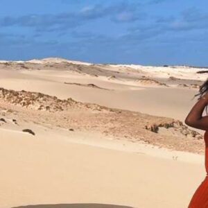 Imanuelle Grives Instagram - Zontherapie! 🌴☀️ Ik ben weer eens weg, en ik krijg vaak de vraag alweer?! Hoe dan?! ... Sugardaddies, natuurlijk! Grapje… 😝 Wie zegt dat reizen duur moet zijn? Als je net als ik op zoek bent naar een last-minute zonvakantie zonder je bankrekening te plunderen, dan zit je hier goed! Hier zijn mijn tips voor een betaalbare reis naar een tropische bestemming:

1. Schiet meteen raak! Boek een last-minute enkeltje via bv. TUI voor slechts €99,-. Het is verrassend hoeveel geweldige deals je kunt vinden op het laatste moment! Als hun all-inclusive vluchten niet vol zitten, willen ze die plekken kwijt. 😌

2. Thuis weg van huis. Reserveer een knus appartementje op bv. Booking.com. Kies voor een plekje dicht bij het strand of met een adembenemend uitzicht, zonder de bank te breken. 😎

3. Slim inkopen. Duik de plaatselijke supermarkt in voor wat verse ingrediënten en maak zelf heerlijke maaltijden. Niet alleen bespaar je geld, maar het is ook een leuke manier om de lokale keuken te ontdekken! 🥦🐟

4. Verken te voet. Wandel naar verschillende locaties in plaats van dure taxi’s te nemen. Zo ontdek je verborgen pareltjes en bespaar je op transportkosten. 🚶🏾‍♀️

5. Strand essentials. Vergeet niet een sjaal mee te nemen die dienst doet als strandlaken. Je bespaart op een strandbedje. En op die manier kun je comfortabel zitten terwijl je geniet van de zon en het geluid van de golven. 🏖️👙

Met deze slimme tips kun je genieten van een fantastische vakantie zonder je spaarrekening te veel te belasten. Dus pak je koffer en laat het avontuur beginnen! 🌴✈️ 

Ps: ik weet het… dit klinkt als een AD, zie het als ADvies😂, Ik heb geen samenwerking met bovengenoemde partijen. Betaalbaar weggaan, vind ik een sport, die ik jou óók gun! 

Hoe reis jij het liefst?
.
.
.
.
.
.
.
.
#travelonbudget #travels #travelingtheworld #caboverde #westafrica #tui #island #zonzeestrand #lastminute 
#betaalbaarreizen #lastminutegenieten #sunkissedvibes