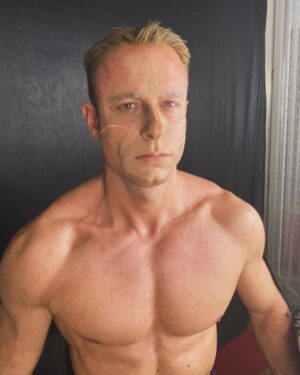 Immanuel Casto Instagram - Qualche scatto della sessione di make-up con cui @morgana.cosmica mi ha decostruito per il suo servizio fotografico per @dragraceitalia.official , per creare un doppio look in stile Club Kids.

Foto by @matteo_tasca_ph