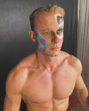 Immanuel Casto Instagram - Qualche scatto della sessione di make-up con cui @morgana.cosmica mi ha decostruito per il suo servizio fotografico per @dragraceitalia.official , per creare un doppio look in stile Club Kids.

Foto by @matteo_tasca_ph
