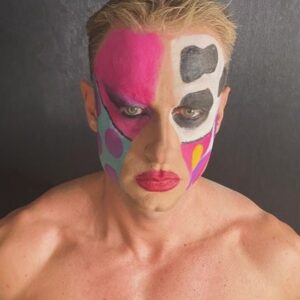 Immanuel Casto Instagram - Qualche scatto della sessione di make-up con cui @morgana.cosmica mi ha decostruito per il suo servizio fotografico per @dragraceitalia.official , per creare un doppio look in stile Club Kids.

Foto by @matteo_tasca_ph