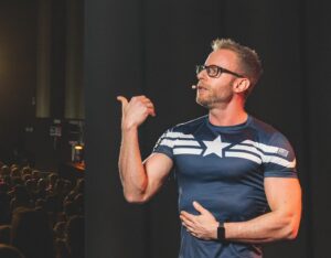 Immanuel Casto Instagram - Dopo il triplo sold out di Bologna, sono felicissimo di annunciare che la prima data estiva sarà proprio in questa (mia) città! La trovate alla fine di questo carosello, con le bellissime foto di @gino.nardo Gino.nardo scattate al @capitolpordenone 

Prevendite già attive [link in bio]

In generale, grazie al vostro sostegno, stiamo già pensando ad una tranche estiva del tour, in location più grandi. 
Ve ne sono profondamente grato 🧡
#noneranobattute