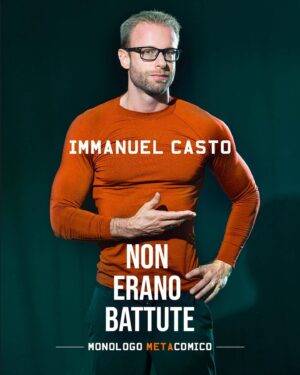 Immanuel Casto Instagram - “Non era una battuta” è una frase che mi ritrovo a dover pronunciare spesso. In particolare, ogni qual volta dico qualcosa che risulta involontariamente comica, magari per la formulazione lapidaria o l’uso letterale del linguaggio che faccio. È vero che, con il tempo, ho iniziato ad utilizzare intenzionalmente l’umorismo (soprattutto quello più nero), rendendolo parte del mio lavoro, ma sono ancora molto frequenti le occasioni in cui ripeto quella frase. 

Ecco perché, uscendo per la prima volta dalla dimensione musicale che mi è propria, ho scritto uno spettacolo meta-comico, dedicato ai grandi “segreti” della comunicazione che ho decifrato in decenni di osservazione, per poi scoprire che per gli altri erano… ovvietà!

A proposito di scoperte: per me è stata una bellissima sorpresa capire che al mio pubblico interessa anche sentirmi mentre sviluppo ragionamenti, mentre io pensavo che la mia tendenza a razionalizzare lo avrebbe allontanato dalle mie performances (e da me). Anche da ciò è nata in me la voglia di fare questa scommessa, che per certi versi enfatizza aspetti di me che pensavo invece di dover reprimere.

Spero vogliate seguirmi in questo nuovo esperimento.

[produzione @freaknchic @barleyartsreal ]