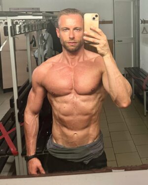 Immanuel Casto Instagram - Dorato e croccante. L’abbronzatura fa sempre il suo.

.
.
.

#instagay #gayboy #love #lgbt #gayguy #selfie #gaylove #gayman #gaypride #boy #gaymen #cute #followme #follow #beefy #gaylife #instagood #hunk #scuffy #hot #fashion #gays #homo #picoftheday #gaystagram #shirtless