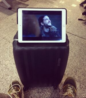 İnanç Konukçu Instagram - Havalimanında game of thrones izlemek için bulduğum yaratıcı çözüm... İnsanların bakışları.😜😜 #gameofthronessezonfinali