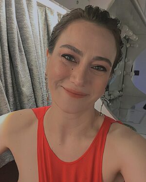 İncinur Daşdemir Instagram - İsmiyle müsemma bir yolculuktun bana. Hayatıma tesadüfen açılan bu kapıdan mutlulukla geçebildiğim için; şimdi bu vedayı, beraber güldüğümüz bütün o anları düşünerek içim burulmadan yapabildiğim için şükran duyuyorum. ‘şahane hayatım’