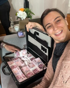 İncinur Daşdemir Instagram - İsmiyle müsemma bir yolculuktun bana. Hayatıma tesadüfen açılan bu kapıdan mutlulukla geçebildiğim için; şimdi bu vedayı, beraber güldüğümüz bütün o anları düşünerek içim burulmadan yapabildiğim için şükran duyuyorum. ‘şahane hayatım’