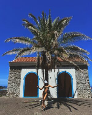 Índia Branquinho Instagram - I could be so inclined as to dedicate this small space to my overreaching admiration for nature, beautifully exemplified by this tree and my notably synchronised posture. But life’s not that deep.