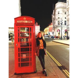 India Desjardins Instagram - Yessss! Une photo avec une cabine téléphonique! Un peu plus pis j’écris « London calling » et le cliché serait complet! 😏
.
.
Vêtements et bottillons qui ont marché plusieurs milliers de pas @boutiquemodeco (❤️☎️) #london #londres #londonbynight #boutiquemodeco #ambassadrice #phoneboxes #londoncalling #theclash