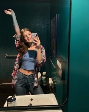 India Jarvis Instagram - same person different bathroom 🦋