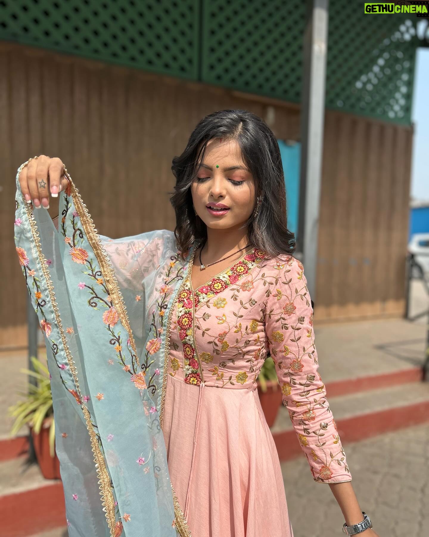 Indraxi Kanjilal - 3.2K Likes - Romanticising morning happy pics of mine. 🖇️
.
.
.
.
#indraxikanjilal #happy #morning #sunshine #sunkissed #smile #smilemore #pink #blue #indianoutfit #indianwear #indian #browngirl #brownskingirls #instadaily #instalike #instafashion #instalove #instamood