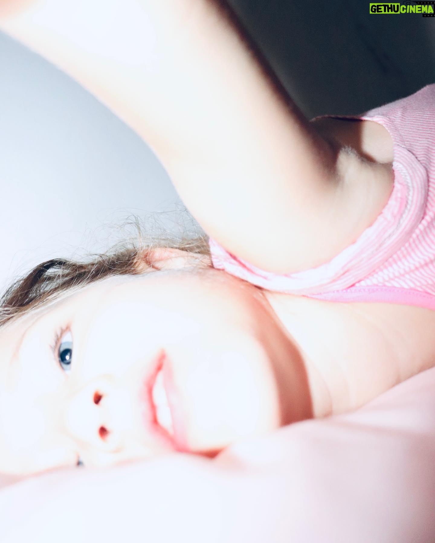 Inês Curado - 1K Likes - 4 de Outubro,
4 anos,
4 fotografias.
Uma vida inteira de Amor.
Uma alegria que não para de aumentar, um orgulho que transborda por todo o meu ser, uma explosão de todos os sentimentos vividos no seu expoente máximo.
Um ensinamento vivo, a minha melhor professora.
A minha inspiração. A minha força. O meu colo. O meu ninho. O meu tesouro sagrado.
Mel a mistura perfeita de meiguice e loucura.
Mel, a filha que nem nunca sonhei ser possível ter por julgar não poder existir alguém tão especial neste universo.
Mais um ano de vida e o presente és tu, na minha vida e na de todos os que amas e te amam.
Parabéns Melzipitipi, Mémé, Fada, Sereia, Skater, Jogadora de Futebol, Bailarina e tudo tudo tudo tudo o que quiseres ser!
Ao teu lado,
Desde o teste positivo até sempre.
Amo-te.
❤️
#melzipitipi #bdaygirl #babygirl