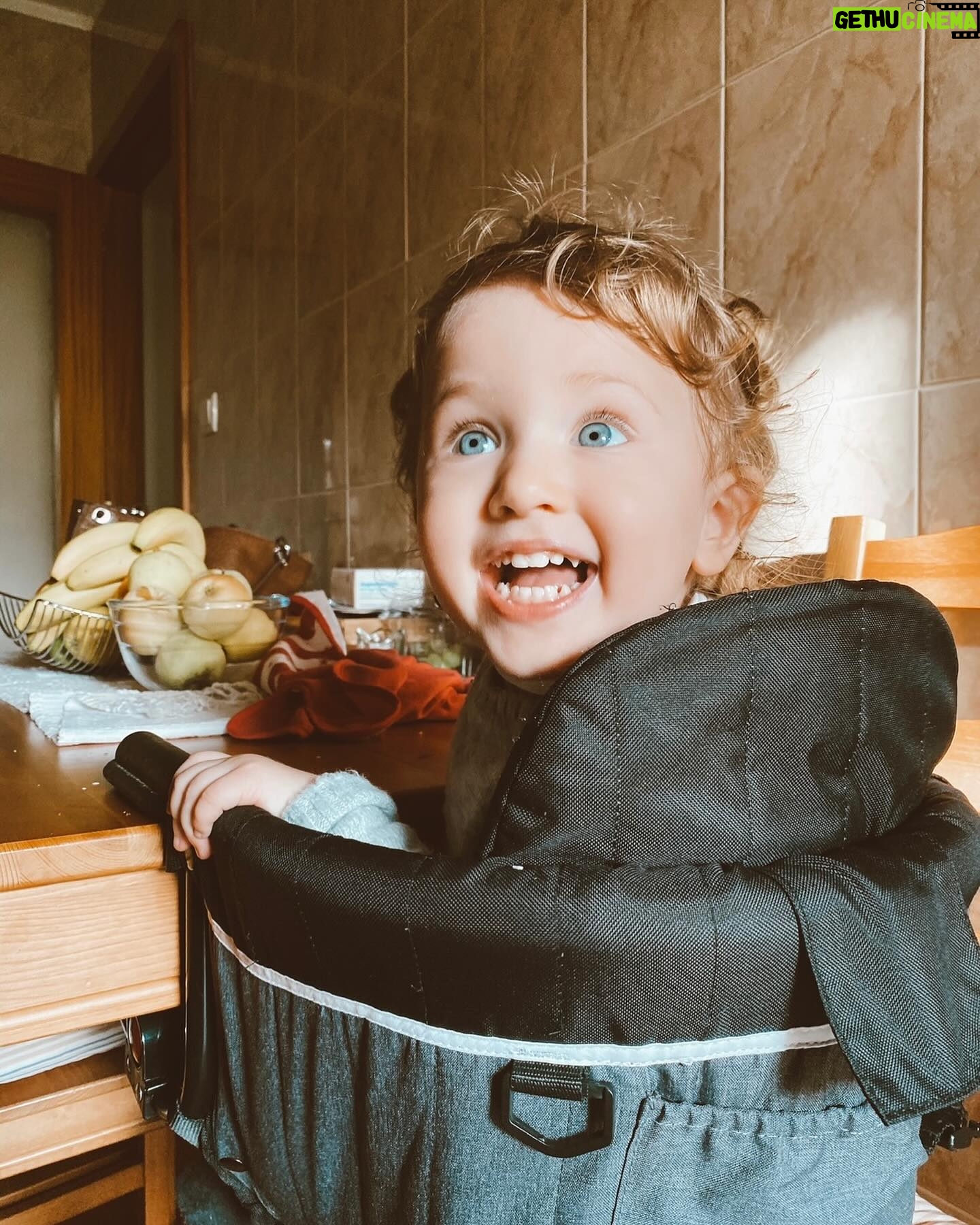 Inês Curado - 734 Likes - Sou de uma família de mulheres. De mulheres não. De super mulheres! De super mães! Com super poderes! Capazes de dar a volta ao mundo pelos seus! Capazes de enfrentarem as coisas mais duras sempre de colo pronto para aninhar as crias. Capazes do impossível.
Talvez por isso esse tenha sido sempre o meu maior sonho, ser mãe. Talvez inconscientemente sonhasse um dia em ser eu também uma super mulher com super poderes. Não sei se esse foi o motor inconsciente do meu sonho mas sei que no dia em que soube que a Mel crescia em mim, eu também me tornei numa super heroína! Talvez não como imaginava, talvez muito mais humana do que achava que eram as super heroínas. Talvez como elas.
Com falhas, acertos, dias bons, dias maus, com tudo o que a humanidade traz até aos super heróis. E sabem uma coisa? Está tudo certo, tão certo.
À minha avó agradeço-lhe a doçura, a tranquilidade e o mimo interminável.
À minha mãe agradeço-lhe a força de levar tudo à frente por nós as duas. Agradeço-lhe o amor incondicional do qual nunca duvidei. Fomos só nós durante tanto tempo e passaste por tanto sem nunca me largares a mão, sem nunca me travares o sonho, sabendo hoje que durante tanto tempo devias temer tanto o amanhã como eu temia e mesmo assim nunca mas mesmo nunca te senti duvidar das certezas que gritavas ao mundo. Nem que viva milhões de anos te conseguirei agradecer a dádiva que me deste de vir ao mundo e a dádiva que me deste e dás ao seres sempre a terra firme do meu voo.
À Mel agradeço-lhe os super poderes que me deu, a certeza que lutarei por ela todos os dias, a força, a calma, a candura, a humanidade. Minha filha contigo conheci-me de verdade, contigo e por ti quero ser melhor sempre, contigo não desisto nunca, contigo aprendi a falhar e a acertar com o mesmo amor por ti e por mim. Contigo conheci o amor incondicional. Tu ensinaste-me a amar o mundo. És o meu sonho.
Ao Helder agradeço com todo o meu ser, sem ti hoje este dia não seria também meu. ❤️
AMO-VOS, cada dia mais e mais ✨