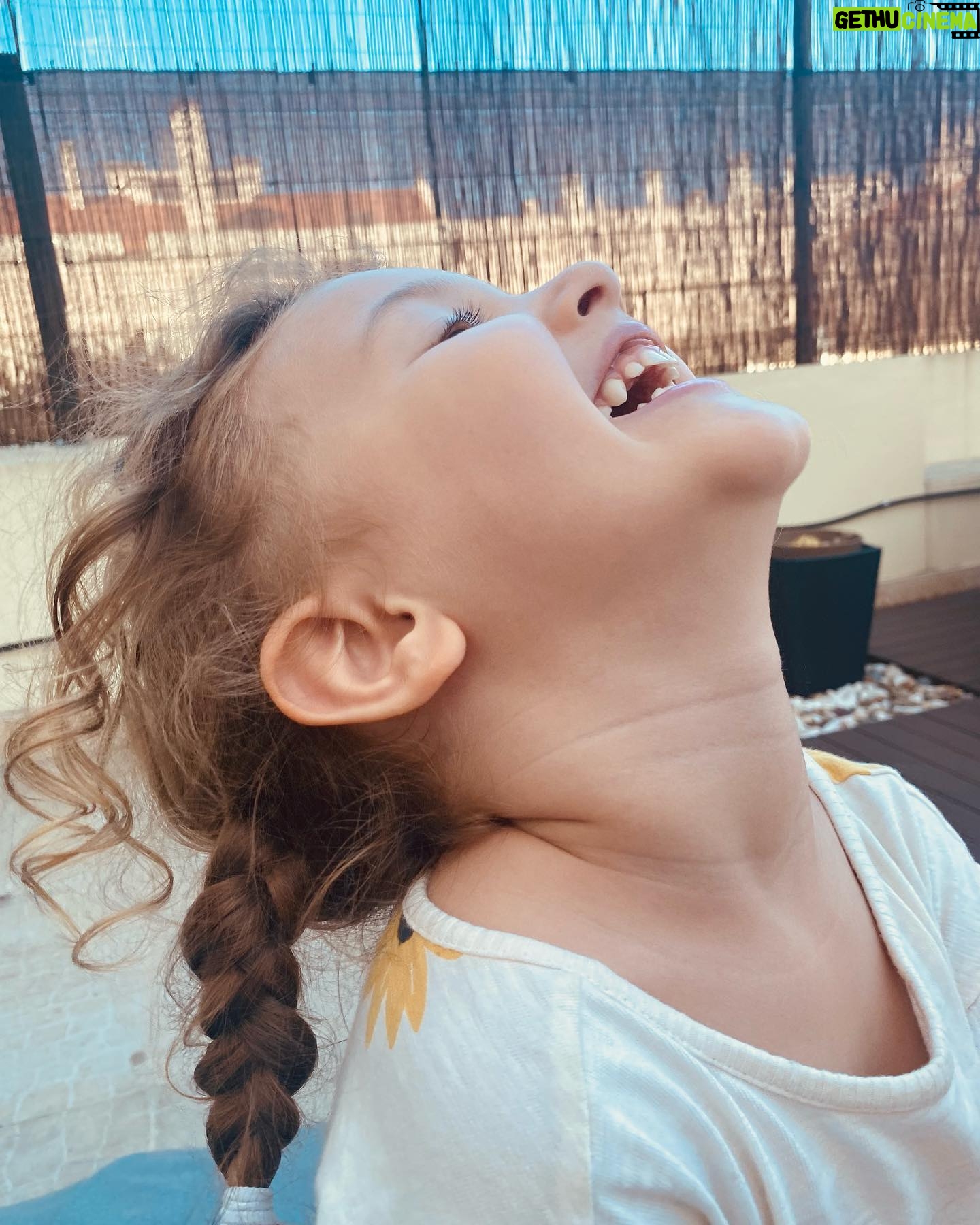 Inês Curado - 1K Likes - 4 de Outubro,
4 anos,
4 fotografias.
Uma vida inteira de Amor.
Uma alegria que não para de aumentar, um orgulho que transborda por todo o meu ser, uma explosão de todos os sentimentos vividos no seu expoente máximo.
Um ensinamento vivo, a minha melhor professora.
A minha inspiração. A minha força. O meu colo. O meu ninho. O meu tesouro sagrado.
Mel a mistura perfeita de meiguice e loucura.
Mel, a filha que nem nunca sonhei ser possível ter por julgar não poder existir alguém tão especial neste universo.
Mais um ano de vida e o presente és tu, na minha vida e na de todos os que amas e te amam.
Parabéns Melzipitipi, Mémé, Fada, Sereia, Skater, Jogadora de Futebol, Bailarina e tudo tudo tudo tudo o que quiseres ser!
Ao teu lado,
Desde o teste positivo até sempre.
Amo-te.
❤️
#melzipitipi #bdaygirl #babygirl
