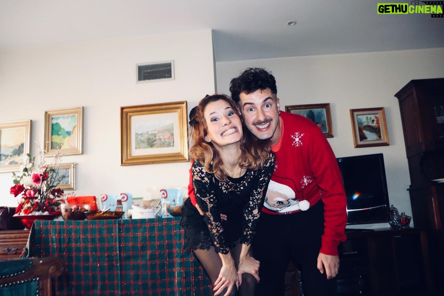 Inês Curado - 1.6K Likes - Hoje voltei a Dezembro, percorri o final de 2020 e todo o ano de 2021 até hoje.
Este está a ser um ano poderoso. Intenso. Mas um ano que me enche de orgulho como nenhum outro. Estou a fechar ciclos pessoais e estamos a fechar ciclos familiares. Um ano de muitas mudanças e reviravoltas, um ano de encontrar no medo um grande aliado e no Amor a grande força da vida.
Um ano em que aprendi tanto e ainda só vamos a pouco mais de meio.
Sinto-me feliz.
E senti-me mais feliz ainda quando nesta minha viagem pelo meu rolo de fotografias paro nestas duas, duas fotografias do nosso Natal 2020, na Maia, tiradas pela Mel.
As duas primeiras fotografias que a Mel nos tirou só podiam ter sido no Natal mais feliz das nossas vidas.
As profissões são bonitas, as redes sociais são bonitas, as roupas, as casas, os carros e afins são bonitos, tudo isso é bonito mas a Família, a Saúde e o Amor, f***-se são do C***LHO!!!!!!!!!!!!!!
Amo muito os meus, os que já cá estavam antes de nascer e os que eu conquistei.
Se alguém dissesse à Inês menina quem seria a Inês adulta, ela ia saber que os sonhos são tão reais, tão possíveis que todos se iriam realizar.
A Inês menina nunca mais ia duvidar do tempo todo que investiu a sonhar.
Deixo-vos uma parte desse sonho,
deixo-vos duas fotografias,
daquelas de verdade.
❤️
#melzipitipi #oagapitonaoteminstagram #2020 #christmas