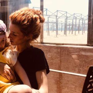 Inês Curado Instagram - Ser mãe é ter segundos de momentos destes entre mil e uma tarefas, entre infinitas quedas, birras e afins. 
Ser mãe é saber que este momento vai chegar mesmo quando parece impossível. 
Ser mãe é querermos partilhar tudo o que temos de mais especial com eles, como neste dia, em que fomos comer uma francesinha à Póvoa de Varzim, no mítico Guarda-Sol. 
Filha tu podes tudo desde que me deixes comer a minha francesinha tranquila 😂😋

#melzipitipi #povoadevarzim #guardasol #teamfrancesinha