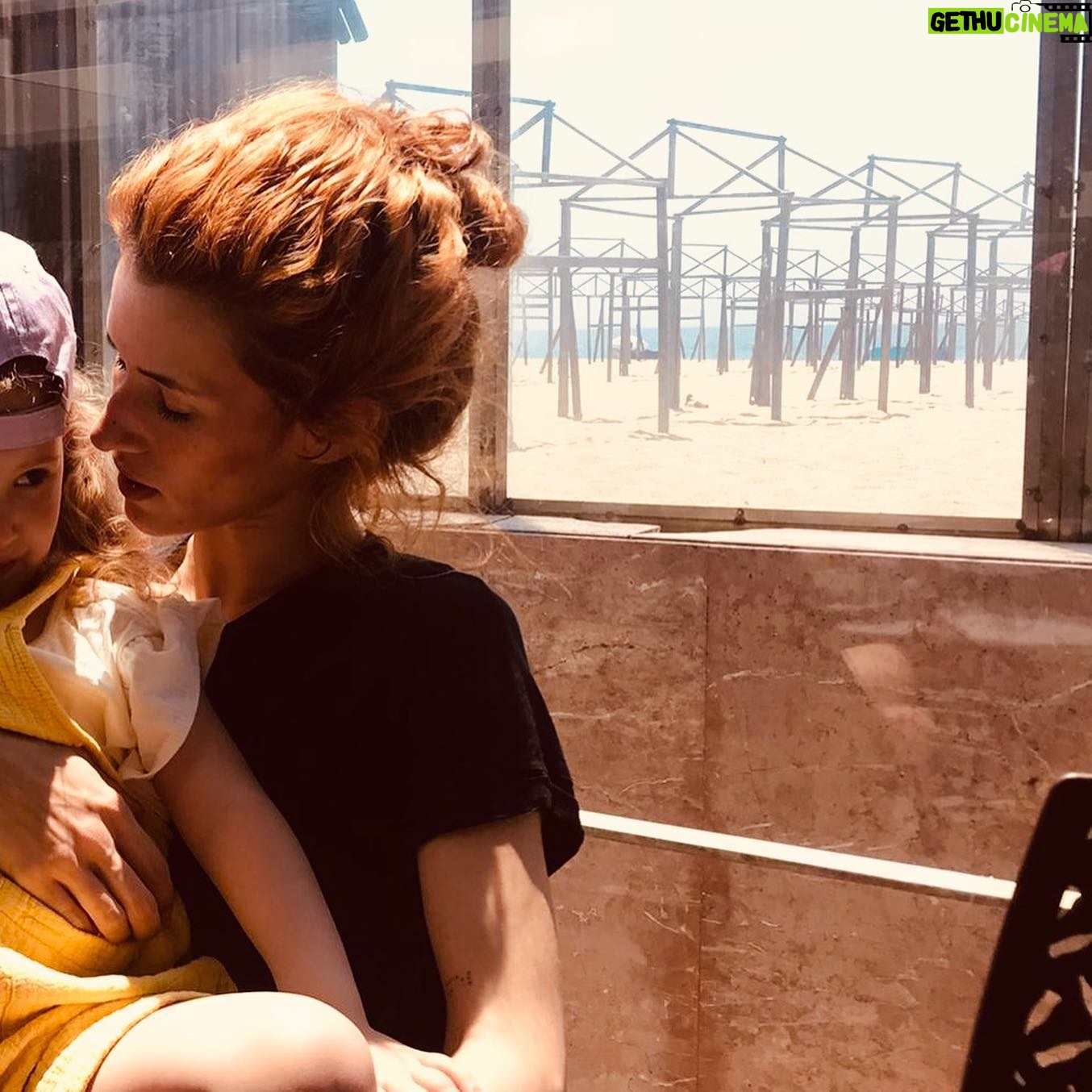 Inês Curado - 1.2K Likes - Ser mãe é ter segundos de momentos destes entre mil e uma tarefas, entre infinitas quedas, birras e afins.
Ser mãe é saber que este momento vai chegar mesmo quando parece impossível.
Ser mãe é querermos partilhar tudo o que temos de mais especial com eles, como neste dia, em que fomos comer uma francesinha à Póvoa de Varzim, no mítico Guarda-Sol.
Filha tu podes tudo desde que me deixes comer a minha francesinha tranquila 😂😋
#melzipitipi #povoadevarzim #guardasol #teamfrancesinha