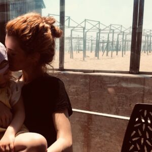 Inês Curado Instagram - Ser mãe é ter segundos de momentos destes entre mil e uma tarefas, entre infinitas quedas, birras e afins. 
Ser mãe é saber que este momento vai chegar mesmo quando parece impossível. 
Ser mãe é querermos partilhar tudo o que temos de mais especial com eles, como neste dia, em que fomos comer uma francesinha à Póvoa de Varzim, no mítico Guarda-Sol. 
Filha tu podes tudo desde que me deixes comer a minha francesinha tranquila 😂😋

#melzipitipi #povoadevarzim #guardasol #teamfrancesinha