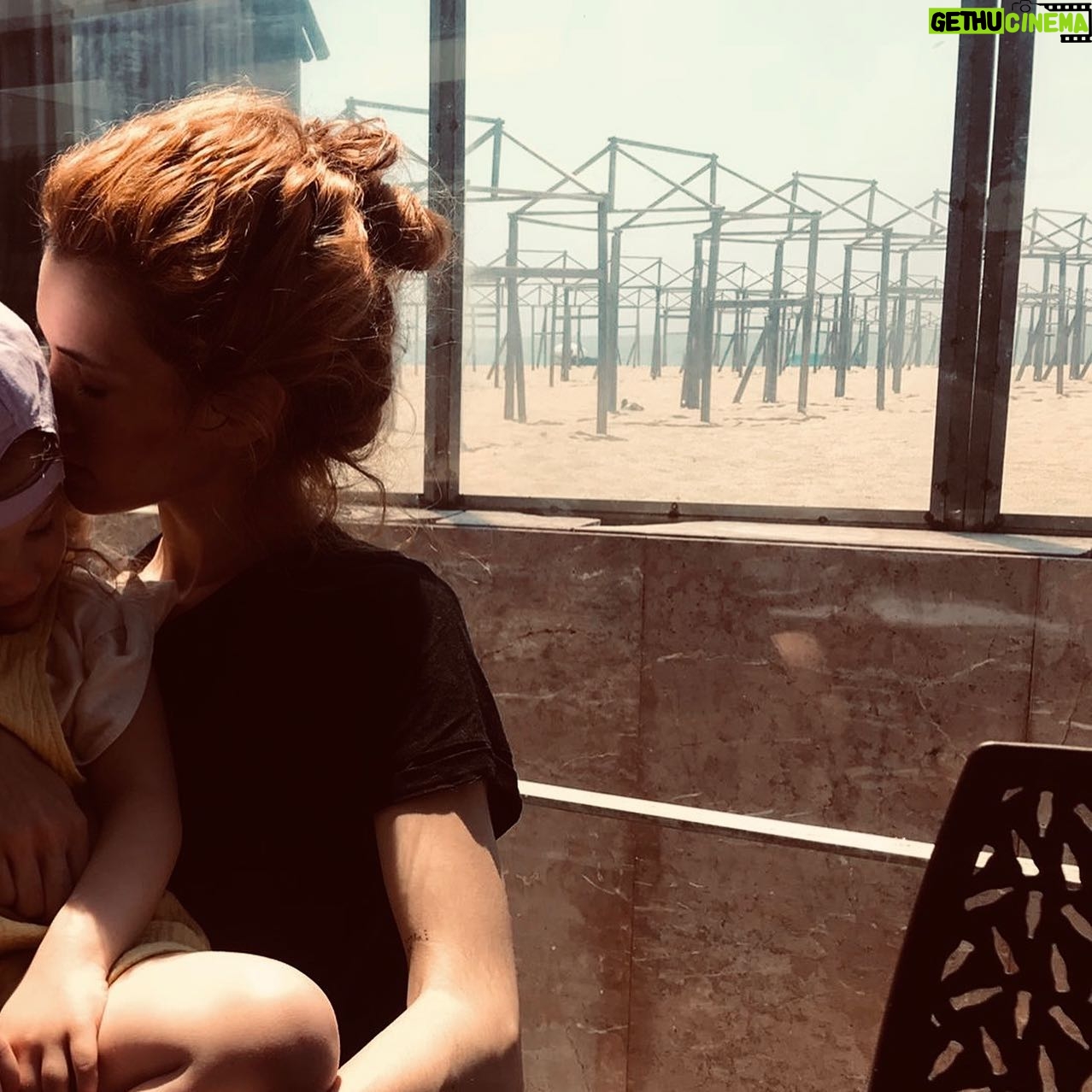 Inês Curado - 1.2K Likes - Ser mãe é ter segundos de momentos destes entre mil e uma tarefas, entre infinitas quedas, birras e afins.
Ser mãe é saber que este momento vai chegar mesmo quando parece impossível.
Ser mãe é querermos partilhar tudo o que temos de mais especial com eles, como neste dia, em que fomos comer uma francesinha à Póvoa de Varzim, no mítico Guarda-Sol.
Filha tu podes tudo desde que me deixes comer a minha francesinha tranquila 😂😋
#melzipitipi #povoadevarzim #guardasol #teamfrancesinha