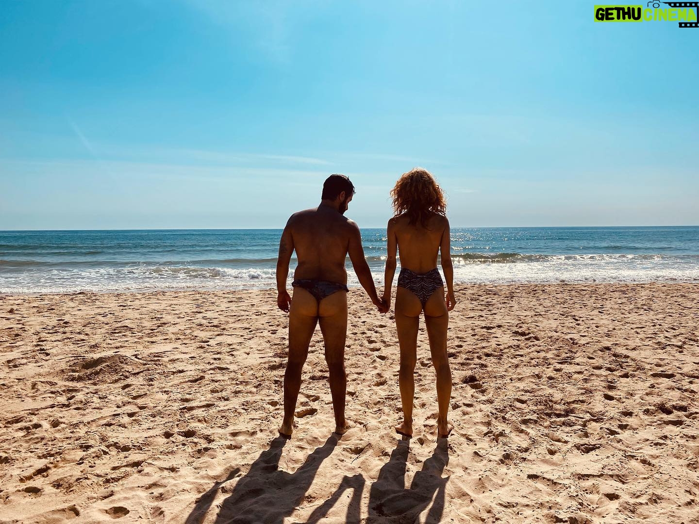 Inês Curado - 1.8K Likes - Parabéns✨
36 anos.
De conquistas, de muito trabalho, de muita dedicação, de muito amor, de muito crescimento, de muitos sonhos, de muita esperança, de muitas amizades, de muitos desafios, de muitos encontros, de muitas gargalhadas, de muita humildade, de muito companheirismo, de derrotas e de vitórias, 36 anos de muita vida e a aprender a vivê-la cada vez melhor.
Os teus 36 foram assim, com Amor, com Sol, com Sal, com Mar e Livres no nosso cantinho preferido.
Que seja sempre assim, até aos 90 e veremos se essa bilha se mantém com essa qualidade de fazer inveja a qualquer modelo! 🍑😂
16.Outubro.21
❤️
Ps. Quando tivermos outro filho está proibido de nascer em Outubro!!!! 🤦🏻♀️
#ohelderitofezanos
#oagapitonaoteminstagram #masselheenviarembikinisdefiodentaltalvezfaçaum #issoouumacasa 😂