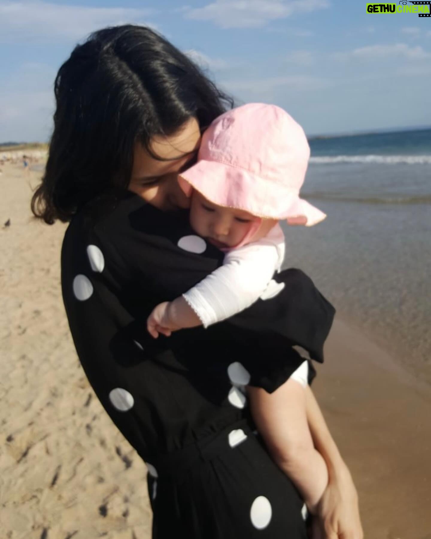 Inês Curado - 734 Likes - Sou de uma família de mulheres. De mulheres não. De super mulheres! De super mães! Com super poderes! Capazes de dar a volta ao mundo pelos seus! Capazes de enfrentarem as coisas mais duras sempre de colo pronto para aninhar as crias. Capazes do impossível.
Talvez por isso esse tenha sido sempre o meu maior sonho, ser mãe. Talvez inconscientemente sonhasse um dia em ser eu também uma super mulher com super poderes. Não sei se esse foi o motor inconsciente do meu sonho mas sei que no dia em que soube que a Mel crescia em mim, eu também me tornei numa super heroína! Talvez não como imaginava, talvez muito mais humana do que achava que eram as super heroínas. Talvez como elas.
Com falhas, acertos, dias bons, dias maus, com tudo o que a humanidade traz até aos super heróis. E sabem uma coisa? Está tudo certo, tão certo.
À minha avó agradeço-lhe a doçura, a tranquilidade e o mimo interminável.
À minha mãe agradeço-lhe a força de levar tudo à frente por nós as duas. Agradeço-lhe o amor incondicional do qual nunca duvidei. Fomos só nós durante tanto tempo e passaste por tanto sem nunca me largares a mão, sem nunca me travares o sonho, sabendo hoje que durante tanto tempo devias temer tanto o amanhã como eu temia e mesmo assim nunca mas mesmo nunca te senti duvidar das certezas que gritavas ao mundo. Nem que viva milhões de anos te conseguirei agradecer a dádiva que me deste de vir ao mundo e a dádiva que me deste e dás ao seres sempre a terra firme do meu voo.
À Mel agradeço-lhe os super poderes que me deu, a certeza que lutarei por ela todos os dias, a força, a calma, a candura, a humanidade. Minha filha contigo conheci-me de verdade, contigo e por ti quero ser melhor sempre, contigo não desisto nunca, contigo aprendi a falhar e a acertar com o mesmo amor por ti e por mim. Contigo conheci o amor incondicional. Tu ensinaste-me a amar o mundo. És o meu sonho.
Ao Helder agradeço com todo o meu ser, sem ti hoje este dia não seria também meu. ❤️
AMO-VOS, cada dia mais e mais ✨