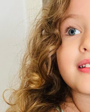 Inês Curado Instagram - 4 de Outubro,
4 anos,
4 fotografias.
Uma vida inteira de Amor.

Uma alegria que não para de aumentar, um orgulho que transborda por todo o meu ser, uma explosão de todos os sentimentos vividos no seu expoente máximo. 
Um ensinamento vivo, a minha melhor professora.
A minha inspiração. A minha força. O meu colo. O meu ninho. O meu tesouro sagrado. 
Mel a mistura perfeita de meiguice e loucura.
Mel, a filha que nem nunca sonhei ser possível ter por julgar não poder existir alguém tão especial neste universo. 
Mais um ano de vida e o presente és tu, na minha vida e na de todos os que amas e te amam.

Parabéns Melzipitipi, Mémé, Fada, Sereia, Skater, Jogadora de Futebol, Bailarina e tudo tudo tudo tudo o que quiseres ser! 

Ao teu lado,
Desde o teste positivo até sempre.

Amo-te.

❤️

#melzipitipi #bdaygirl #babygirl