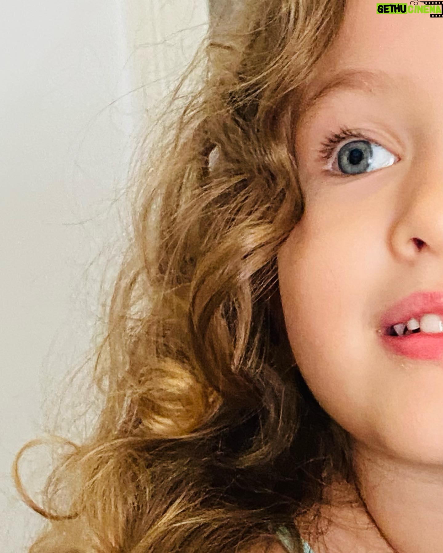 Inês Curado - 1K Likes - 4 de Outubro,
4 anos,
4 fotografias.
Uma vida inteira de Amor.
Uma alegria que não para de aumentar, um orgulho que transborda por todo o meu ser, uma explosão de todos os sentimentos vividos no seu expoente máximo.
Um ensinamento vivo, a minha melhor professora.
A minha inspiração. A minha força. O meu colo. O meu ninho. O meu tesouro sagrado.
Mel a mistura perfeita de meiguice e loucura.
Mel, a filha que nem nunca sonhei ser possível ter por julgar não poder existir alguém tão especial neste universo.
Mais um ano de vida e o presente és tu, na minha vida e na de todos os que amas e te amam.
Parabéns Melzipitipi, Mémé, Fada, Sereia, Skater, Jogadora de Futebol, Bailarina e tudo tudo tudo tudo o que quiseres ser!
Ao teu lado,
Desde o teste positivo até sempre.
Amo-te.
❤️
#melzipitipi #bdaygirl #babygirl