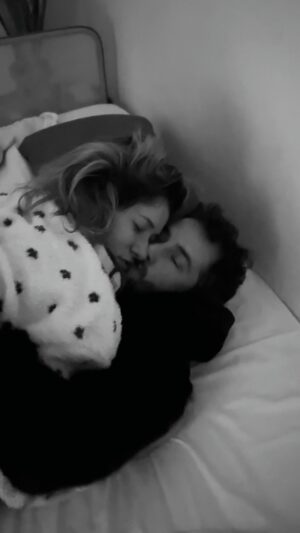 Inês Curado Instagram - O meu Valentino é assim.

Não somos das roupas, das modas, das redes, das festas, do parecer bem. 
Somos de ser, com tudo o que isso tem de belo e de humano.

Somos um casal como todos os outros por esse Portugal fora, com lutas, com conquistas, com derrotas, com discussões, com alegrias, com perdão, com paixão, com desarrumação, com caos, com beleza, com pijamas, com sestas no sofá, com roupa por lavar, com preguiça, com cafés que duram horas, com idas ao wc de porta aberta, com baba, com suor, com pelos encravados, com pontos negros, com jantaradas com amigos, com super bocks a mais, com contas para pagar, com todas essas banalidades de uma vida a dois. 

Dentro desta simplicidade reside algo muito simples mas muito pouco banal, um Amor desmedido. Um Amor que não desiste, um Amor que sonha, um Amor que constrói. Um Amor não da Disney mas da vida real. E para mim esse é o Amor que sempre sonhei! 

O Amor Humano em toda a sua imperfeição e todo o seu esplendor.

Este vídeo foi feito pelo fruto do nosso amor, a nossa Mel, no primeiro dia deste ano. A Mel pegou no telemóvel sem vermos e quando vimos pensámos que estava a tirar uma fotografia. Uns dias depois quando abro a galeria do meu telemóvel e nos deparámos com ele foi inevitável não ficarmos comovidos, pela verdade, pela simplicidade e por ser resultado do olhar atento do nosso único sonho da vida, a nossa filha.

Amo-te Helder ❤️

E que o Amor Real seja sempre o que nos move na vida. 
Pelo outro. Por nós. 
Por cada um. Por todos.
