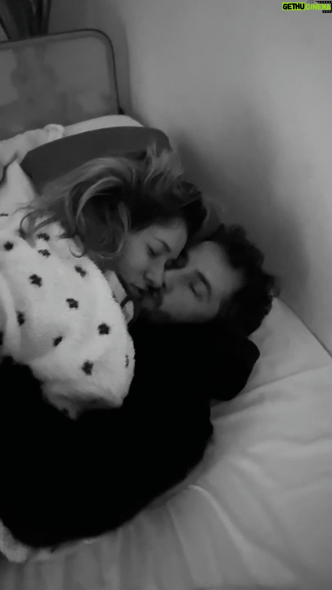 Inês Curado - 1.1K Likes - O meu Valentino é assim.
Não somos das roupas, das modas, das redes, das festas, do parecer bem.
Somos de ser, com tudo o que isso tem de belo e de humano.
Somos um casal como todos os outros por esse Portugal fora, com lutas, com conquistas, com derrotas, com discussões, com alegrias, com perdão, com paixão, com desarrumação, com caos, com beleza, com pijamas, com sestas no sofá, com roupa por lavar, com preguiça, com cafés que duram horas, com idas ao wc de porta aberta, com baba, com suor, com pelos encravados, com pontos negros, com jantaradas com amigos, com super bocks a mais, com contas para pagar, com todas essas banalidades de uma vida a dois.
Dentro desta simplicidade reside algo muito simples mas muito pouco banal, um Amor desmedido. Um Amor que não desiste, um Amor que sonha, um Amor que constrói. Um Amor não da Disney mas da vida real. E para mim esse é o Amor que sempre sonhei!
O Amor Humano em toda a sua imperfeição e todo o seu esplendor.
Este vídeo foi feito pelo fruto do nosso amor, a nossa Mel, no primeiro dia deste ano. A Mel pegou no telemóvel sem vermos e quando vimos pensámos que estava a tirar uma fotografia. Uns dias depois quando abro a galeria do meu telemóvel e nos deparámos com ele foi inevitável não ficarmos comovidos, pela verdade, pela simplicidade e por ser resultado do olhar atento do nosso único sonho da vida, a nossa filha.
Amo-te Helder ❤️
E que o Amor Real seja sempre o que nos move na vida.
Pelo outro. Por nós.
Por cada um. Por todos.
