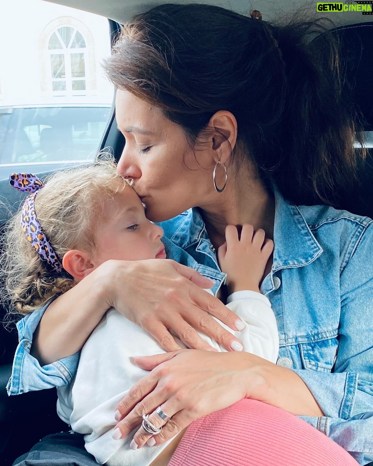 Inês Curado - 734 Likes - Sou de uma família de mulheres. De mulheres não. De super mulheres! De super mães! Com super poderes! Capazes de dar a volta ao mundo pelos seus! Capazes de enfrentarem as coisas mais duras sempre de colo pronto para aninhar as crias. Capazes do impossível.
Talvez por isso esse tenha sido sempre o meu maior sonho, ser mãe. Talvez inconscientemente sonhasse um dia em ser eu também uma super mulher com super poderes. Não sei se esse foi o motor inconsciente do meu sonho mas sei que no dia em que soube que a Mel crescia em mim, eu também me tornei numa super heroína! Talvez não como imaginava, talvez muito mais humana do que achava que eram as super heroínas. Talvez como elas.
Com falhas, acertos, dias bons, dias maus, com tudo o que a humanidade traz até aos super heróis. E sabem uma coisa? Está tudo certo, tão certo.
À minha avó agradeço-lhe a doçura, a tranquilidade e o mimo interminável.
À minha mãe agradeço-lhe a força de levar tudo à frente por nós as duas. Agradeço-lhe o amor incondicional do qual nunca duvidei. Fomos só nós durante tanto tempo e passaste por tanto sem nunca me largares a mão, sem nunca me travares o sonho, sabendo hoje que durante tanto tempo devias temer tanto o amanhã como eu temia e mesmo assim nunca mas mesmo nunca te senti duvidar das certezas que gritavas ao mundo. Nem que viva milhões de anos te conseguirei agradecer a dádiva que me deste de vir ao mundo e a dádiva que me deste e dás ao seres sempre a terra firme do meu voo.
À Mel agradeço-lhe os super poderes que me deu, a certeza que lutarei por ela todos os dias, a força, a calma, a candura, a humanidade. Minha filha contigo conheci-me de verdade, contigo e por ti quero ser melhor sempre, contigo não desisto nunca, contigo aprendi a falhar e a acertar com o mesmo amor por ti e por mim. Contigo conheci o amor incondicional. Tu ensinaste-me a amar o mundo. És o meu sonho.
Ao Helder agradeço com todo o meu ser, sem ti hoje este dia não seria também meu. ❤️
AMO-VOS, cada dia mais e mais ✨