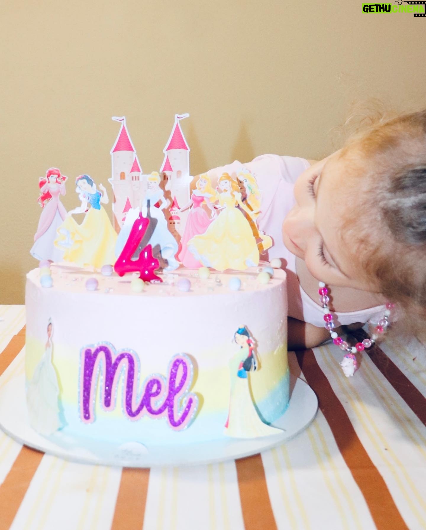 Inês Curado - 1K Likes - 4 de Outubro,
4 anos,
4 fotografias.
Uma vida inteira de Amor.
Uma alegria que não para de aumentar, um orgulho que transborda por todo o meu ser, uma explosão de todos os sentimentos vividos no seu expoente máximo.
Um ensinamento vivo, a minha melhor professora.
A minha inspiração. A minha força. O meu colo. O meu ninho. O meu tesouro sagrado.
Mel a mistura perfeita de meiguice e loucura.
Mel, a filha que nem nunca sonhei ser possível ter por julgar não poder existir alguém tão especial neste universo.
Mais um ano de vida e o presente és tu, na minha vida e na de todos os que amas e te amam.
Parabéns Melzipitipi, Mémé, Fada, Sereia, Skater, Jogadora de Futebol, Bailarina e tudo tudo tudo tudo o que quiseres ser!
Ao teu lado,
Desde o teste positivo até sempre.
Amo-te.
❤️
#melzipitipi #bdaygirl #babygirl