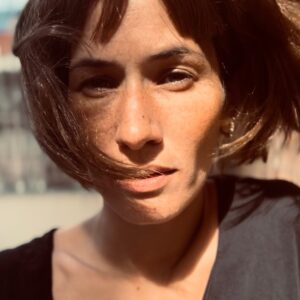 Inês Curado Instagram - “Frames da Curta Vida de Uma Peruca Comprada à Pressa Numa Qualquer Loja de Lisboa” ❤️