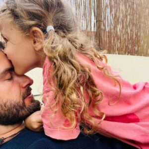 Inês Curado Instagram - Os meus Valentinos não são melhores nem piores do que os vossos. São os meus.
Os meus Valentinos não são mais perfeitos ou imperfeitos do que os vossos. São os meus.
Os meus Valentinos são tão humanos como os vossos. Tão falíveis e imperfeitos como os vossos. Tão incríveis e divinos como os vossos. Tão cheios de qualidades e defeitos como os vossos. Dão-me o mundo e acabam me com a paciência no mesmo milésimo de segundo. Falham e pedem desculpa. Amam. Sorriem e choram. Deixam roupa e brinquedos espalhados, loiça suja em vários cantos, fazem birras e amuam, reclamam atenção e fazem muito barulho. Envelhecem-me mil anos por semana. 
Mas são meus. 
São quem escolhi para mim e quem escolhemos dar vida.
São a quem faço tudo o que descrevi nas frases anteriores e que mesmo assim não fogem de mim, nem de casa. 
São quem nunca desiste. 
Quem nunca atira a toalha ao chão. 
Quem escolhe todos os dias o caos vivido a três, aconteça o que acontecer. 
Quem luta por todos e por cada um de nós com todas as forças.
Quem escolhe diariamente o Amor em todos os seus dias e formas. 
Quem vive a acreditar no conto de fadas sabendo que todos os dias contam e que cada dia representa um novo início de um felizes para sempre.
São os meus. E eu transbordo de Amor por eles.

Feliz dia dos Valentinos a todos os que vivem em Amor. Seja que Amor for, de quem for. Ou então, como disse a Mel hoje : “Feliz Ano Novo” 😂❤️

#happynewyear #happyvalentinesday #diadosnamorados #melzipitipi