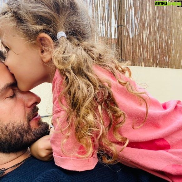 Inês Curado - 1.3K Likes - Os meus Valentinos não são melhores nem piores do que os vossos. São os meus.
Os meus Valentinos não são mais perfeitos ou imperfeitos do que os vossos. São os meus.
Os meus Valentinos são tão humanos como os vossos. Tão falíveis e imperfeitos como os vossos. Tão incríveis e divinos como os vossos. Tão cheios de qualidades e defeitos como os vossos. Dão-me o mundo e acabam me com a paciência no mesmo milésimo de segundo. Falham e pedem desculpa. Amam. Sorriem e choram. Deixam roupa e brinquedos espalhados, loiça suja em vários cantos, fazem birras e amuam, reclamam atenção e fazem muito barulho. Envelhecem-me mil anos por semana.
Mas são meus.
São quem escolhi para mim e quem escolhemos dar vida.
São a quem faço tudo o que descrevi nas frases anteriores e que mesmo assim não fogem de mim, nem de casa.
São quem nunca desiste.
Quem nunca atira a toalha ao chão.
Quem escolhe todos os dias o caos vivido a três, aconteça o que acontecer.
Quem luta por todos e por cada um de nós com todas as forças.
Quem escolhe diariamente o Amor em todos os seus dias e formas.
Quem vive a acreditar no conto de fadas sabendo que todos os dias contam e que cada dia representa um novo início de um felizes para sempre.
São os meus. E eu transbordo de Amor por eles.
Feliz dia dos Valentinos a todos os que vivem em Amor. Seja que Amor for, de quem for. Ou então, como disse a Mel hoje : “Feliz Ano Novo” 😂❤️
#happynewyear #happyvalentinesday #diadosnamorados #melzipitipi