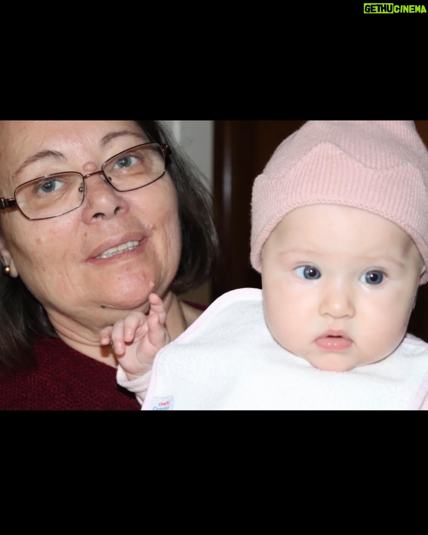Inês Curado - 734 Likes - Sou de uma família de mulheres. De mulheres não. De super mulheres! De super mães! Com super poderes! Capazes de dar a volta ao mundo pelos seus! Capazes de enfrentarem as coisas mais duras sempre de colo pronto para aninhar as crias. Capazes do impossível.
Talvez por isso esse tenha sido sempre o meu maior sonho, ser mãe. Talvez inconscientemente sonhasse um dia em ser eu também uma super mulher com super poderes. Não sei se esse foi o motor inconsciente do meu sonho mas sei que no dia em que soube que a Mel crescia em mim, eu também me tornei numa super heroína! Talvez não como imaginava, talvez muito mais humana do que achava que eram as super heroínas. Talvez como elas.
Com falhas, acertos, dias bons, dias maus, com tudo o que a humanidade traz até aos super heróis. E sabem uma coisa? Está tudo certo, tão certo.
À minha avó agradeço-lhe a doçura, a tranquilidade e o mimo interminável.
À minha mãe agradeço-lhe a força de levar tudo à frente por nós as duas. Agradeço-lhe o amor incondicional do qual nunca duvidei. Fomos só nós durante tanto tempo e passaste por tanto sem nunca me largares a mão, sem nunca me travares o sonho, sabendo hoje que durante tanto tempo devias temer tanto o amanhã como eu temia e mesmo assim nunca mas mesmo nunca te senti duvidar das certezas que gritavas ao mundo. Nem que viva milhões de anos te conseguirei agradecer a dádiva que me deste de vir ao mundo e a dádiva que me deste e dás ao seres sempre a terra firme do meu voo.
À Mel agradeço-lhe os super poderes que me deu, a certeza que lutarei por ela todos os dias, a força, a calma, a candura, a humanidade. Minha filha contigo conheci-me de verdade, contigo e por ti quero ser melhor sempre, contigo não desisto nunca, contigo aprendi a falhar e a acertar com o mesmo amor por ti e por mim. Contigo conheci o amor incondicional. Tu ensinaste-me a amar o mundo. És o meu sonho.
Ao Helder agradeço com todo o meu ser, sem ti hoje este dia não seria também meu. ❤️
AMO-VOS, cada dia mais e mais ✨