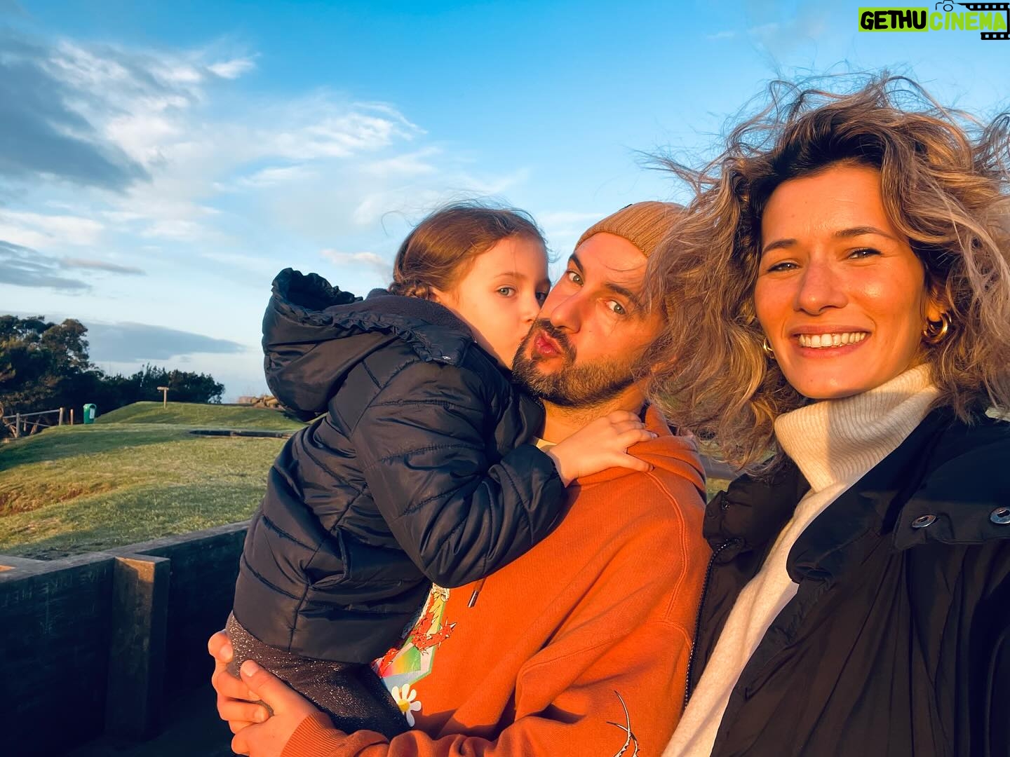 Inês Curado - 1.8K Likes - Juntos na Vida, no Amor, no Trabalho e na Terceira 💙
Eles são a minha maior benção, o meu sonho tornado realidade. E estes dias que vivemos na Terceira ficarão para sempre gravados em nós. Tenho tanto tanto para partilhar deste paraíso que foi casa e ninho para nós, que foi a primeira viagem de avião da nossa filha, que foi família. Prometo que vou partilhar tudo.
A beleza desta ilha é avassaladora mas as pessoas conseguem ser ainda mais bonitas do que toda a ilha.
Obrigada a todos por tudo.
💙