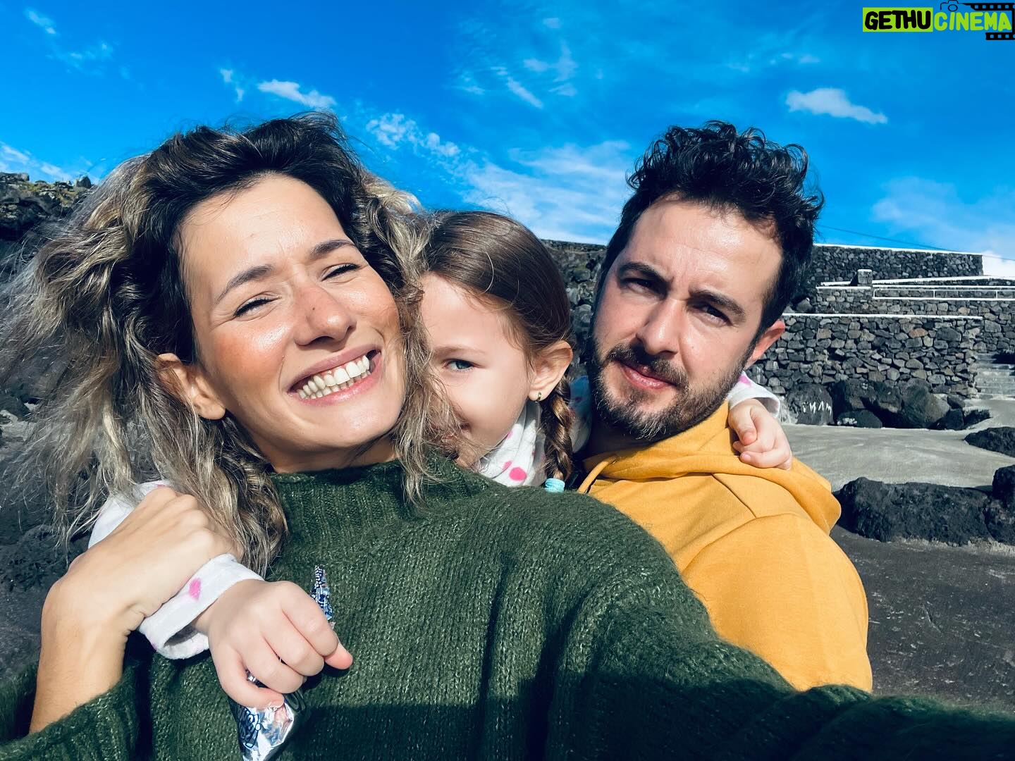 Inês Curado - 1.8K Likes - Juntos na Vida, no Amor, no Trabalho e na Terceira 💙
Eles são a minha maior benção, o meu sonho tornado realidade. E estes dias que vivemos na Terceira ficarão para sempre gravados em nós. Tenho tanto tanto para partilhar deste paraíso que foi casa e ninho para nós, que foi a primeira viagem de avião da nossa filha, que foi família. Prometo que vou partilhar tudo.
A beleza desta ilha é avassaladora mas as pessoas conseguem ser ainda mais bonitas do que toda a ilha.
Obrigada a todos por tudo.
💙