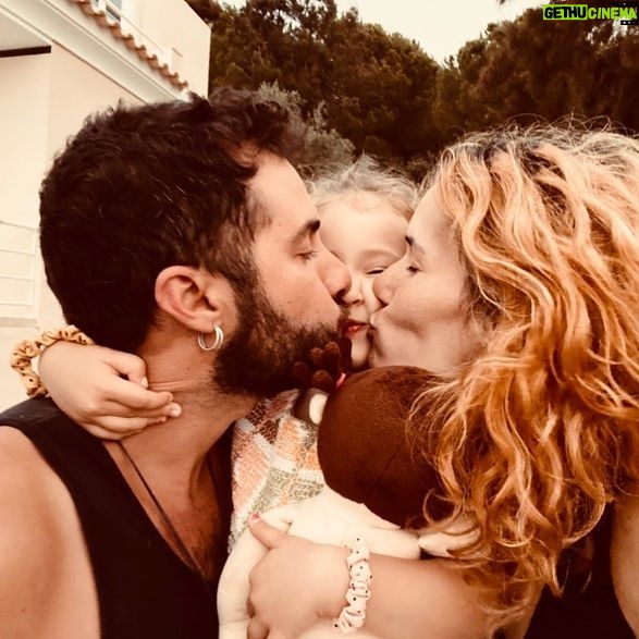 Inês Curado - 1.3K Likes - Os meus Valentinos não são melhores nem piores do que os vossos. São os meus.
Os meus Valentinos não são mais perfeitos ou imperfeitos do que os vossos. São os meus.
Os meus Valentinos são tão humanos como os vossos. Tão falíveis e imperfeitos como os vossos. Tão incríveis e divinos como os vossos. Tão cheios de qualidades e defeitos como os vossos. Dão-me o mundo e acabam me com a paciência no mesmo milésimo de segundo. Falham e pedem desculpa. Amam. Sorriem e choram. Deixam roupa e brinquedos espalhados, loiça suja em vários cantos, fazem birras e amuam, reclamam atenção e fazem muito barulho. Envelhecem-me mil anos por semana.
Mas são meus.
São quem escolhi para mim e quem escolhemos dar vida.
São a quem faço tudo o que descrevi nas frases anteriores e que mesmo assim não fogem de mim, nem de casa.
São quem nunca desiste.
Quem nunca atira a toalha ao chão.
Quem escolhe todos os dias o caos vivido a três, aconteça o que acontecer.
Quem luta por todos e por cada um de nós com todas as forças.
Quem escolhe diariamente o Amor em todos os seus dias e formas.
Quem vive a acreditar no conto de fadas sabendo que todos os dias contam e que cada dia representa um novo início de um felizes para sempre.
São os meus. E eu transbordo de Amor por eles.
Feliz dia dos Valentinos a todos os que vivem em Amor. Seja que Amor for, de quem for. Ou então, como disse a Mel hoje : “Feliz Ano Novo” 😂❤️
#happynewyear #happyvalentinesday #diadosnamorados #melzipitipi