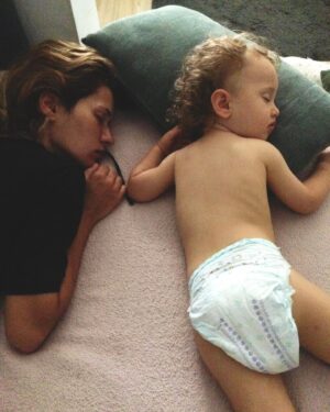 Inês Curado Instagram - Sou de uma família de mulheres. De mulheres não. De super mulheres! De super mães! Com super poderes! Capazes de dar a volta ao mundo pelos seus! Capazes de enfrentarem as coisas mais duras sempre de colo pronto para aninhar as crias. Capazes do impossível. 
Talvez por isso esse tenha sido sempre o meu maior sonho, ser mãe. Talvez inconscientemente sonhasse um dia em ser eu também uma super mulher com super poderes. Não sei se esse foi o motor inconsciente do meu sonho mas sei que no dia em que soube que a Mel crescia em mim, eu também me tornei numa super heroína! Talvez não como imaginava, talvez muito mais humana do que achava que eram as super heroínas. Talvez como elas. 
Com falhas, acertos, dias bons, dias maus, com tudo o que a humanidade traz até aos super heróis. E sabem uma coisa? Está tudo certo, tão certo.
À minha avó agradeço-lhe a doçura, a tranquilidade e o mimo interminável.
À minha mãe agradeço-lhe a força de levar tudo à frente por nós as duas. Agradeço-lhe o amor incondicional do qual nunca duvidei. Fomos só nós durante tanto tempo e passaste por tanto sem nunca me largares a mão, sem nunca me travares o sonho, sabendo hoje que durante tanto tempo devias temer tanto o amanhã como eu temia e mesmo assim nunca mas mesmo nunca te senti duvidar das certezas que gritavas ao mundo. Nem que viva milhões de anos te conseguirei agradecer a dádiva que me deste de vir ao mundo e a dádiva que me deste e dás ao seres sempre a terra firme do meu voo. 
À Mel agradeço-lhe os super poderes que me deu, a certeza que lutarei por ela todos os dias, a força, a calma, a candura, a humanidade. Minha filha contigo conheci-me de verdade, contigo e por ti quero ser melhor sempre, contigo não desisto nunca, contigo aprendi a falhar e a acertar com o mesmo amor por ti e por mim. Contigo conheci o amor incondicional. Tu ensinaste-me a amar o mundo. És o meu sonho. 
Ao Helder agradeço com todo o meu ser, sem ti hoje este dia não seria também meu. ❤️
AMO-VOS, cada dia mais e mais ✨