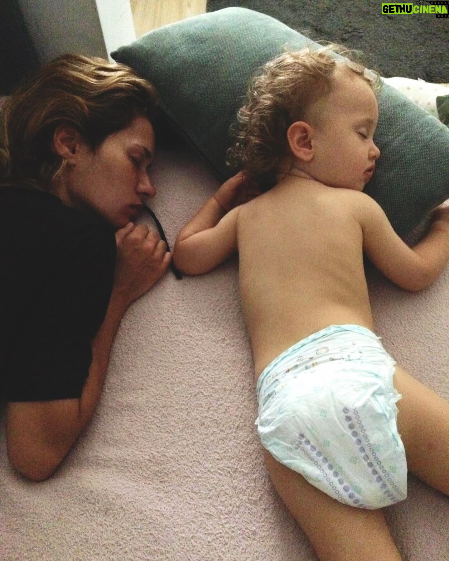Inês Curado - 734 Likes - Sou de uma família de mulheres. De mulheres não. De super mulheres! De super mães! Com super poderes! Capazes de dar a volta ao mundo pelos seus! Capazes de enfrentarem as coisas mais duras sempre de colo pronto para aninhar as crias. Capazes do impossível.
Talvez por isso esse tenha sido sempre o meu maior sonho, ser mãe. Talvez inconscientemente sonhasse um dia em ser eu também uma super mulher com super poderes. Não sei se esse foi o motor inconsciente do meu sonho mas sei que no dia em que soube que a Mel crescia em mim, eu também me tornei numa super heroína! Talvez não como imaginava, talvez muito mais humana do que achava que eram as super heroínas. Talvez como elas.
Com falhas, acertos, dias bons, dias maus, com tudo o que a humanidade traz até aos super heróis. E sabem uma coisa? Está tudo certo, tão certo.
À minha avó agradeço-lhe a doçura, a tranquilidade e o mimo interminável.
À minha mãe agradeço-lhe a força de levar tudo à frente por nós as duas. Agradeço-lhe o amor incondicional do qual nunca duvidei. Fomos só nós durante tanto tempo e passaste por tanto sem nunca me largares a mão, sem nunca me travares o sonho, sabendo hoje que durante tanto tempo devias temer tanto o amanhã como eu temia e mesmo assim nunca mas mesmo nunca te senti duvidar das certezas que gritavas ao mundo. Nem que viva milhões de anos te conseguirei agradecer a dádiva que me deste de vir ao mundo e a dádiva que me deste e dás ao seres sempre a terra firme do meu voo.
À Mel agradeço-lhe os super poderes que me deu, a certeza que lutarei por ela todos os dias, a força, a calma, a candura, a humanidade. Minha filha contigo conheci-me de verdade, contigo e por ti quero ser melhor sempre, contigo não desisto nunca, contigo aprendi a falhar e a acertar com o mesmo amor por ti e por mim. Contigo conheci o amor incondicional. Tu ensinaste-me a amar o mundo. És o meu sonho.
Ao Helder agradeço com todo o meu ser, sem ti hoje este dia não seria também meu. ❤️
AMO-VOS, cada dia mais e mais ✨