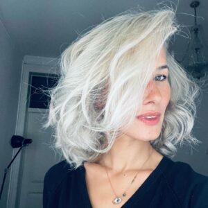 Inês Curado Instagram - A @mariajoaoluisoficial sonhou e o @davidxavier.hairpro fez acontecer ✨

“Habemus” Maluquinha de Arroios ❤️