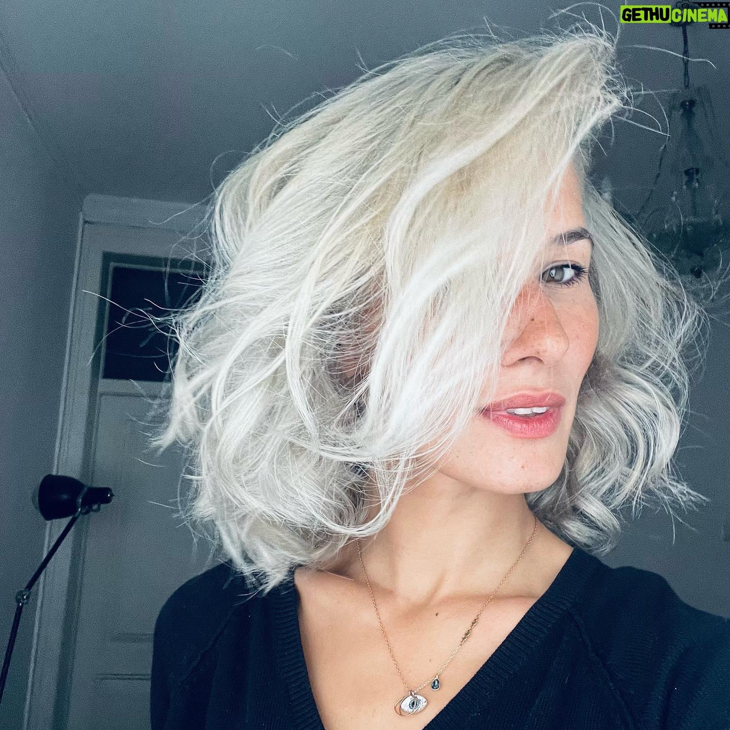 Inês Curado - 1.1K Likes - A @mariajoaoluisoficial sonhou e o @davidxavier.hairpro fez acontecer ✨
“Habemus” Maluquinha de Arroios ❤️