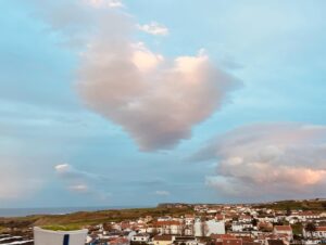 Inês Curado Instagram - Juntos na Vida, no Amor, no Trabalho e na Terceira 💙

Eles são a minha maior benção, o meu sonho tornado realidade. E estes dias que vivemos na Terceira ficarão para sempre gravados em nós. Tenho tanto tanto para partilhar deste paraíso que foi casa e ninho para nós, que foi a primeira viagem de avião da nossa filha, que foi família. Prometo que vou partilhar tudo. 

A beleza desta ilha é avassaladora mas as pessoas conseguem ser ainda mais bonitas do que toda a ilha.

Obrigada a todos por tudo. 

💙