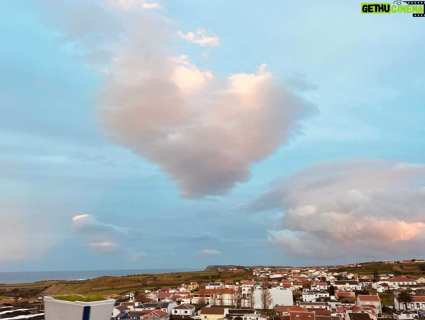 Inês Curado - 1.8K Likes - Juntos na Vida, no Amor, no Trabalho e na Terceira 💙
Eles são a minha maior benção, o meu sonho tornado realidade. E estes dias que vivemos na Terceira ficarão para sempre gravados em nós. Tenho tanto tanto para partilhar deste paraíso que foi casa e ninho para nós, que foi a primeira viagem de avião da nossa filha, que foi família. Prometo que vou partilhar tudo.
A beleza desta ilha é avassaladora mas as pessoas conseguem ser ainda mais bonitas do que toda a ilha.
Obrigada a todos por tudo.
💙