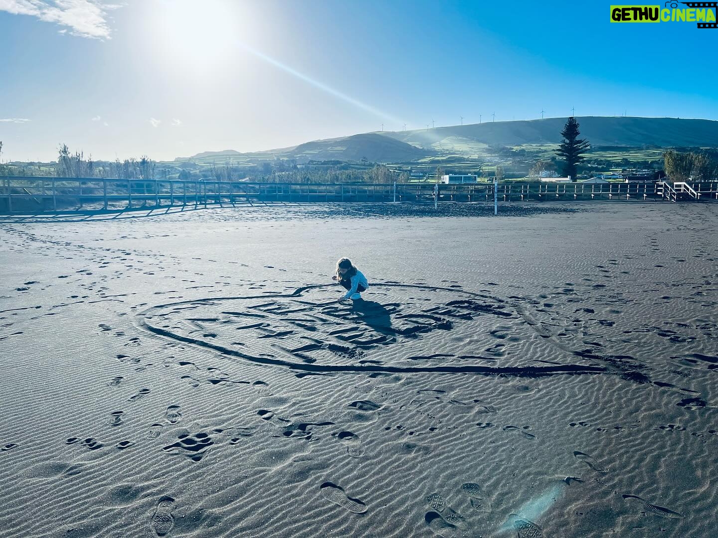 Inês Curado - 1.8K Likes - Juntos na Vida, no Amor, no Trabalho e na Terceira 💙
Eles são a minha maior benção, o meu sonho tornado realidade. E estes dias que vivemos na Terceira ficarão para sempre gravados em nós. Tenho tanto tanto para partilhar deste paraíso que foi casa e ninho para nós, que foi a primeira viagem de avião da nossa filha, que foi família. Prometo que vou partilhar tudo.
A beleza desta ilha é avassaladora mas as pessoas conseguem ser ainda mais bonitas do que toda a ilha.
Obrigada a todos por tudo.
💙
