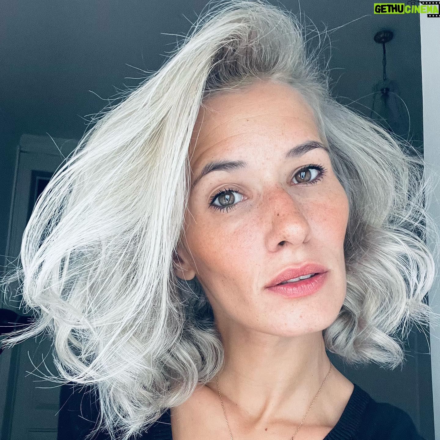 Inês Curado - 1.1K Likes - A @mariajoaoluisoficial sonhou e o @davidxavier.hairpro fez acontecer ✨
“Habemus” Maluquinha de Arroios ❤️