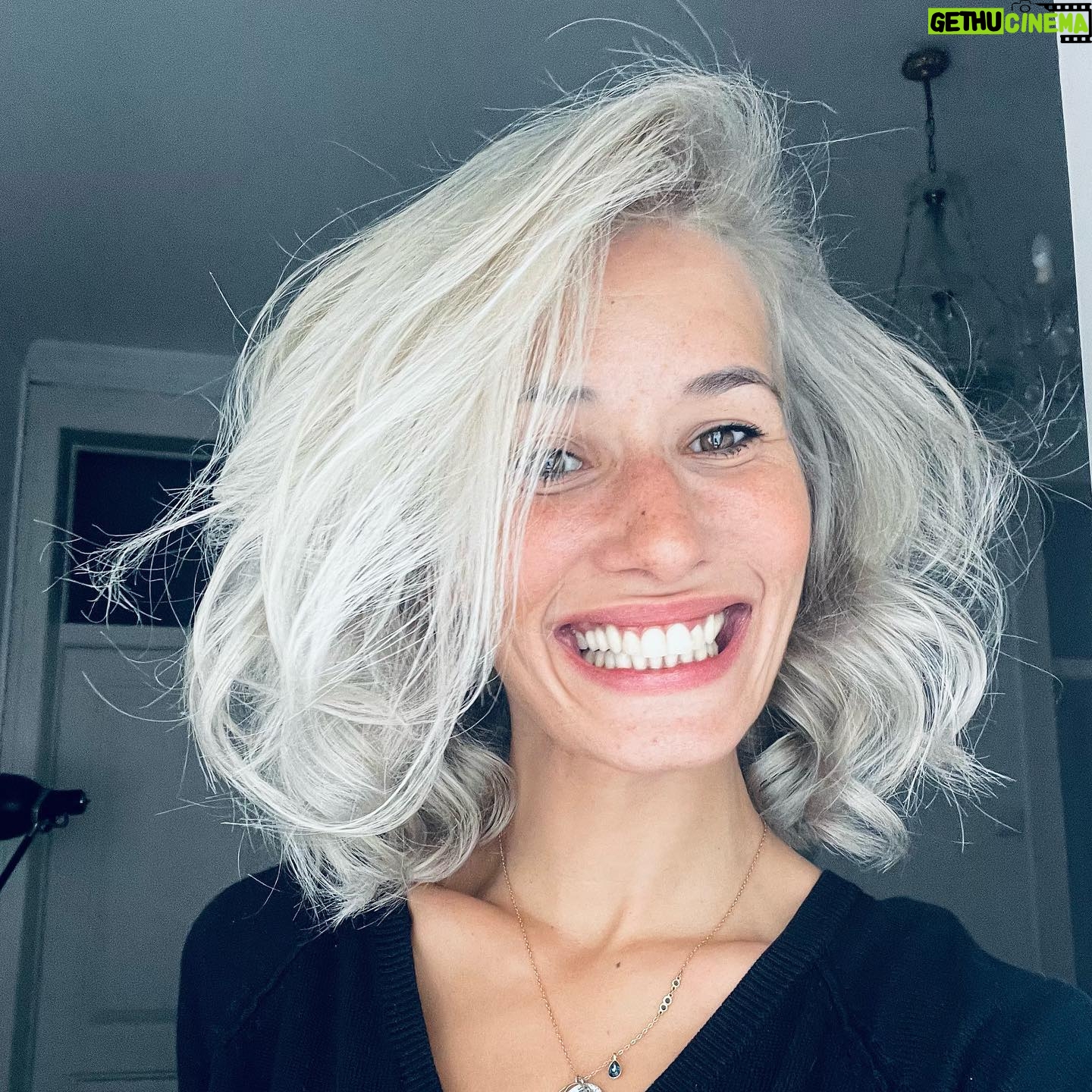 Inês Curado - 1.1K Likes - A @mariajoaoluisoficial sonhou e o @davidxavier.hairpro fez acontecer ✨
“Habemus” Maluquinha de Arroios ❤️